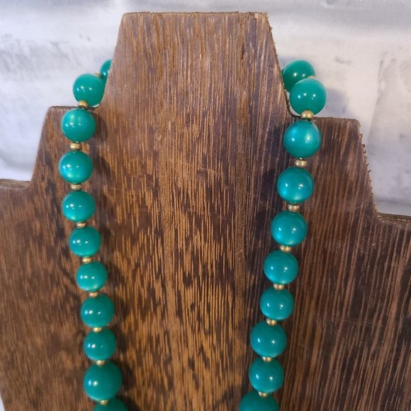 Vintage Green Acrylic Moonglow Graduated Beads Beaded Necklace Box Clasp - Picture 4 of 10